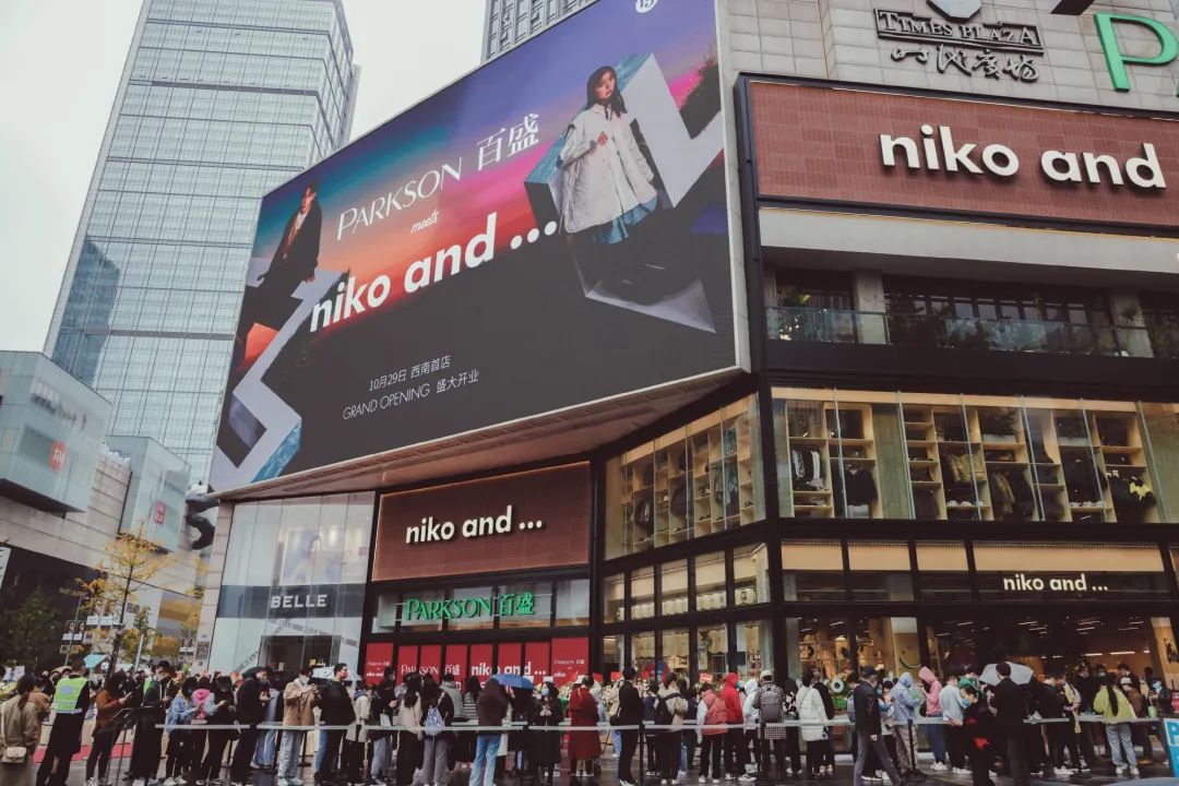 十年老粉不请自来？RNG同组对手派出女辅助